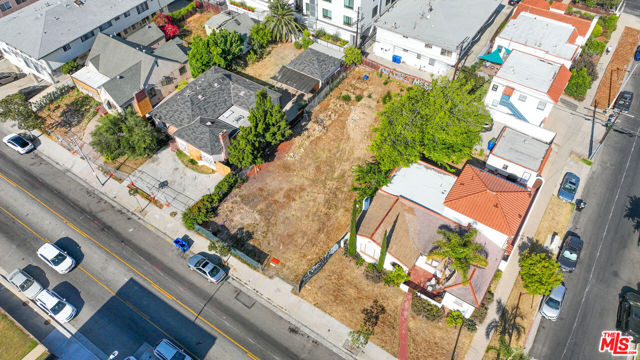 1562 S Fairfax Avenue, Los Angeles CA: https://media.crmls.org/mediaz/4c6e3016-f8a1-46ae-898f-27715f455401.jpg