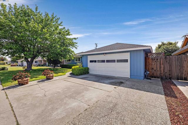 5266 Troy Ave, Fremont CA: https://media.crmls.org/mediaz/4c6e4c0f-56d9-4758-8dc9-430b63497fd6.jpg