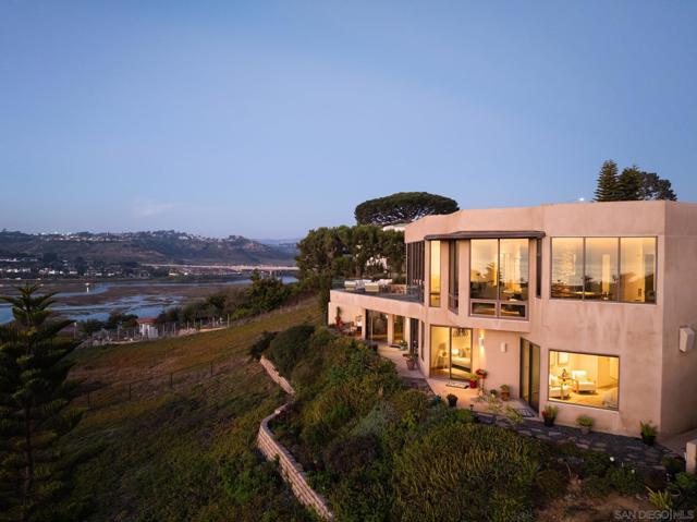 779 Barbara Ave, Solana Beach CA: https://media.crmls.org/mediaz/4c6ea2d0-ddae-4ae0-aeb8-ad6a6f6ee8b2.jpg