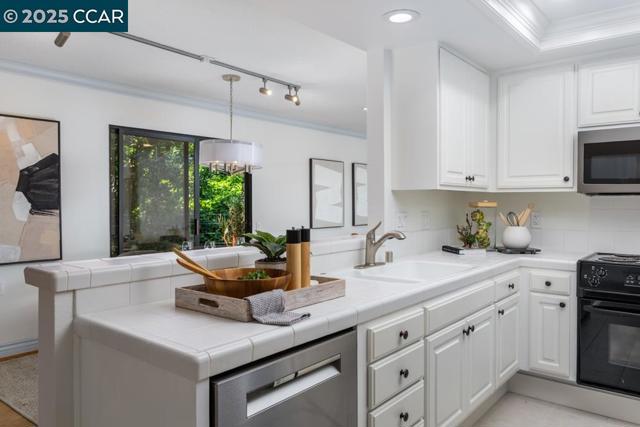 2432 Pine Knoll Dr, Walnut Creek CA: https://media.crmls.org/mediaz/4c6ed8dc-0f71-4acd-aa2b-fa1927934369.jpg