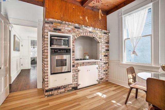 2120 Encinal Ave, Alameda CA: https://media.crmls.org/mediaz/4c6faa06-a906-4462-8574-c4c0e4c09aef.jpg