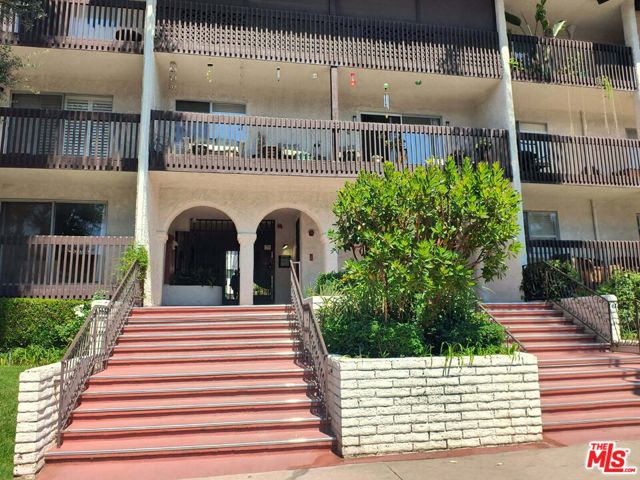 5334 N Lindley Avenue, Encino CA: https://media.crmls.org/mediaz/4c706a7b-f9cd-47d5-baf8-562f4c9f6b36.jpg
