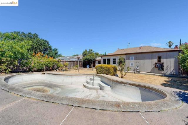2840 Mount Diablo ST, Concord CA: https://media.crmls.org/mediaz/4c708d99-13c0-40ab-bcf8-3f29b3bd8cce.jpg