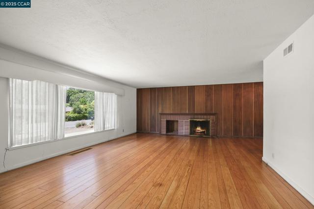 305 Overhill Rd, Orinda CA: https://media.crmls.org/mediaz/4c70bb4e-c422-46d6-9f01-5b2b7da980d5.jpg