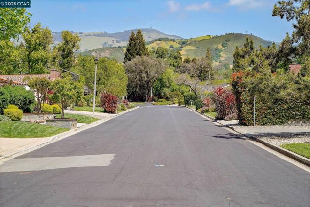 24 Ray Ct, Alamo CA: https://media.crmls.org/mediaz/4c713119-cb31-4266-b00a-a6f6e4a435b6.jpg