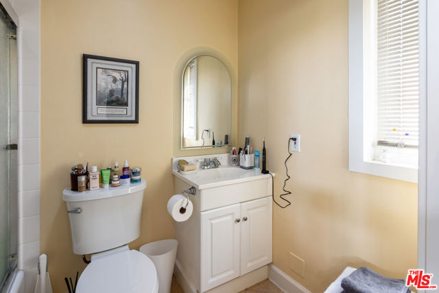 880 WELLESLEY Avenue, Los Angeles CA: https://media.crmls.org/mediaz/4c7179a2-ae04-4710-bdc0-4d24ada3f3eb.jpg