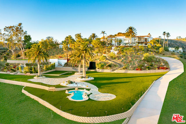 10502 Yellow Hill Road, Malibu CA: https://media.crmls.org/mediaz/4c71a0c2-755e-4e63-9412-2d59041f2037.jpg