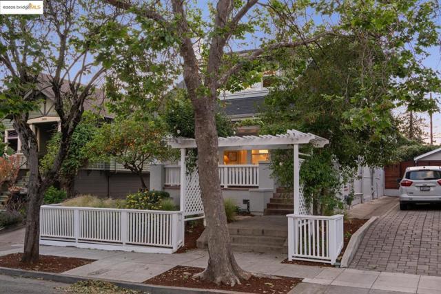 5490 Kales AVE, Oakland CA: https://media.crmls.org/mediaz/4c72cc67-589e-40d2-9384-ab93bf9ca77a.jpg