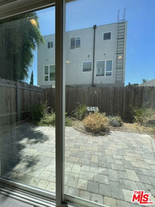 5733 Fulcher Avenue photo 8