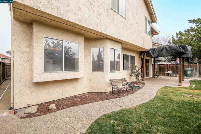 1974 Paradise Valley Ct, Tracy CA: https://media.crmls.org/mediaz/4c73aa50-d9ee-422c-a4fc-df77bd61face.jpg