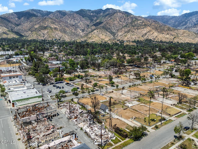 925 Beverly Way, Altadena CA: https://media.crmls.org/mediaz/4c74ec27-e29e-4b32-825e-b7464edc02e2.jpg