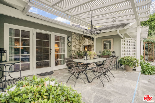 9420 Eden Drive, Beverly Hills CA: https://media.crmls.org/mediaz/4c7578bb-ed51-401c-b27a-1a4e1bcba10a.jpg