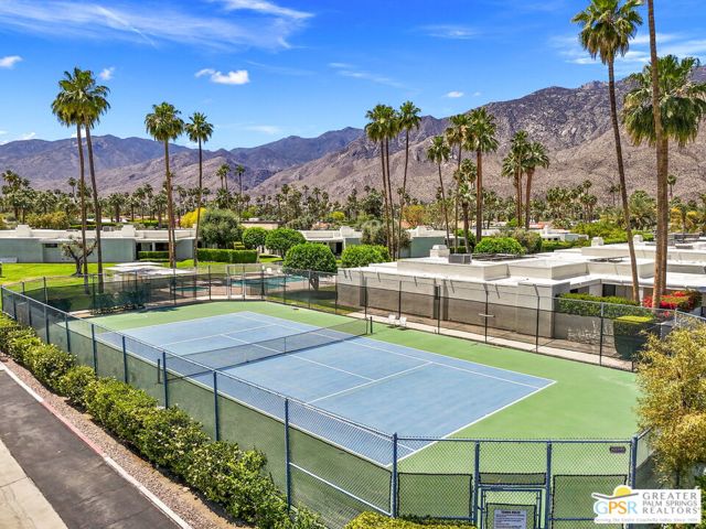 1860 Via Isla, Palm Springs CA: https://media.crmls.org/mediaz/4c75ef21-e85b-4eec-8499-971c0996f6d1.jpg