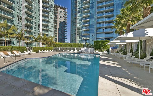 13700 Marina Pointe Drive, Marina del Rey CA: https://media.crmls.org/mediaz/4c76798f-5cb1-4a0c-8b95-893109571d0b.jpg