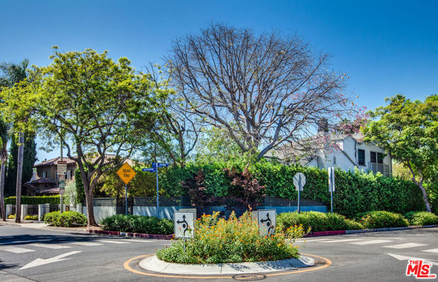 449 Westbourne Drive, West Hollywood CA: https://media.crmls.org/mediaz/4c77d6ac-cdfe-4524-8ee4-4cd7d8d4226c.jpg
