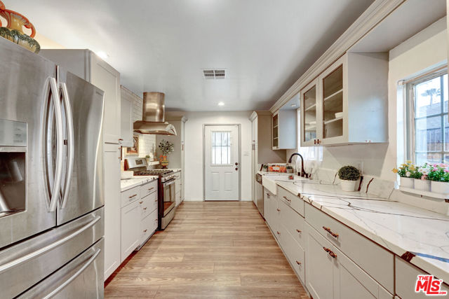 6230 Peach Avenue, Van Nuys CA: https://media.crmls.org/mediaz/4c77e51f-c1bd-4e3e-8290-a7f23e839dec.jpg