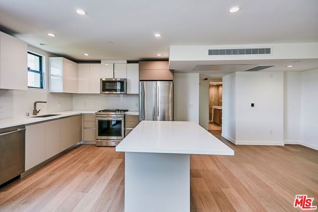 328 N Maple Drive, Beverly Hills CA: https://media.crmls.org/mediaz/4c7883f5-ac86-4871-89f7-237a23d70f52.jpg