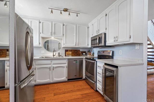 374 Orange Avenue, Coronado CA: https://media.crmls.org/mediaz/4c79353c-314e-4f81-b7ee-da5638271039.jpg