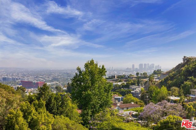 1573 Sunset Plaza Drive, Los Angeles CA: https://media.crmls.org/mediaz/4c795cc7-85dc-40af-880f-cbd5b2a22ef2.jpg