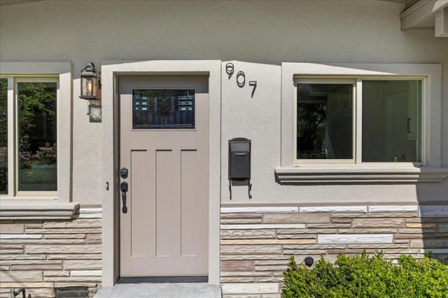 907 Christopher Way, Menlo Park CA: https://media.crmls.org/mediaz/4c7a808a-96db-4efa-9f97-0757c5589e53.jpg