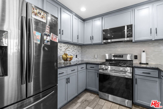 2205 S Burnside Avenue, Los Angeles CA: https://media.crmls.org/mediaz/4c7b37e7-6805-4ce1-84ba-0b7ce34ce511.jpg
