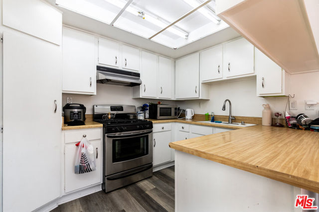 15214 S Raymond Avenue, Gardena CA: https://media.crmls.org/mediaz/4c7b4ac6-7da0-429f-b1d6-e14f023980ed.jpg