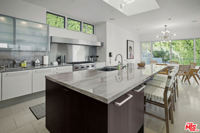 27454 Winding Way, Malibu CA: https://media.crmls.org/mediaz/4c7b5f2e-513f-4dd7-ae2d-e6a86193b6b0.jpg