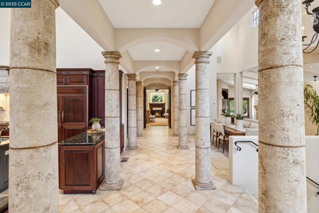 3711 Northgate Woods Court, Walnut Creek CA: https://media.crmls.org/mediaz/4c7bb89d-701b-4b46-901b-e011cfae5598.jpg