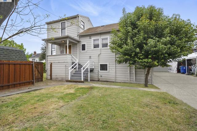 1572 Lincoln Ave, Alameda CA: https://media.crmls.org/mediaz/4c7c57fe-da32-467e-ac8c-c2099d0f6d69.jpg