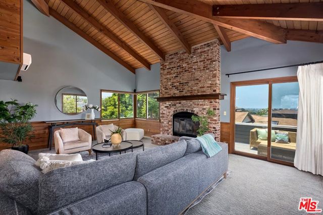 3201 Maplewood Avenue, Los Angeles CA: https://media.crmls.org/mediaz/4c7ca5ea-ff82-4874-9732-2f95023d8942.jpg