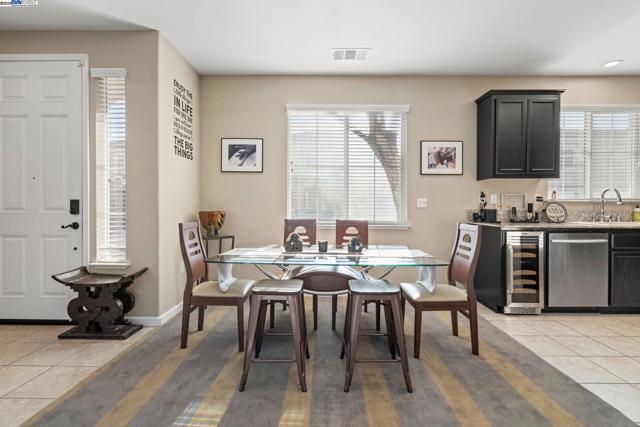 248 Alta St, Brentwood CA: https://media.crmls.org/mediaz/4c7d2832-ce80-4df1-925f-7ac543113f58.jpg