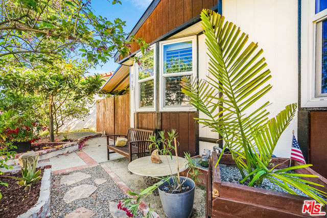 1165 Cherokee, Topanga CA: https://media.crmls.org/mediaz/4c7e18d3-140c-42bf-99c1-4a5536d43fac.jpg