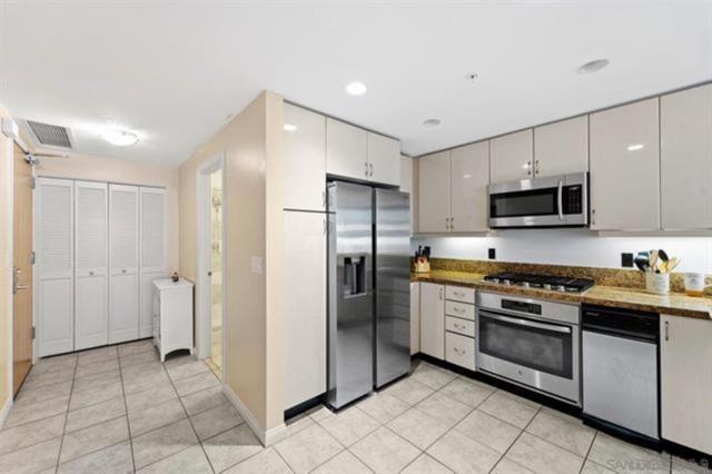 555 Front St, San Diego CA: https://media.crmls.org/mediaz/4c7e5da4-858b-41fb-aebd-cac1e5d00cc8.jpg