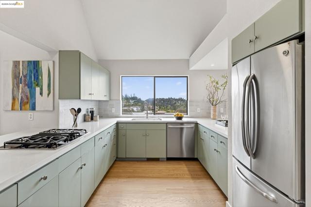 6475 Swainland Rd, Oakland CA: https://media.crmls.org/mediaz/4c7f6be1-2e39-4c3f-8246-d0d8e2f057ca.jpg