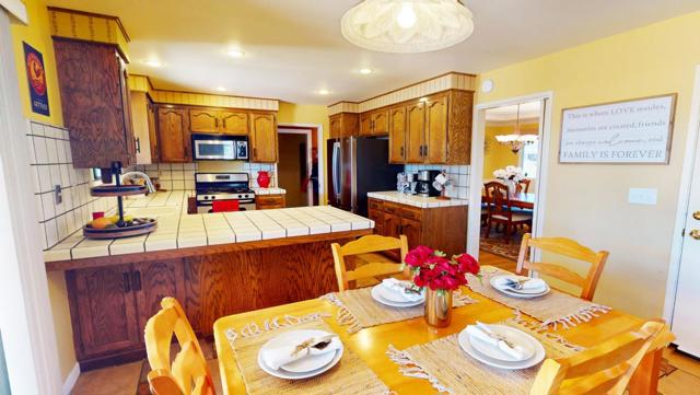 1127 Montecito Circle, Salinas CA: https://media.crmls.org/mediaz/4c7f801c-27f3-43da-aad3-38a464491b3a.jpg