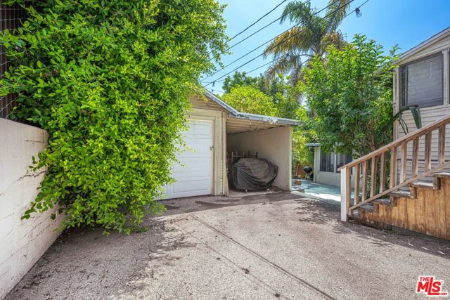 946 Hilldale Avenue, West Hollywood CA: https://media.crmls.org/mediaz/4c7f8ca9-3937-43f4-a252-15425f75ddc0.jpg