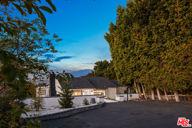 11775 Laurelwood Drive, Studio City CA: https://media.crmls.org/mediaz/4c7fee22-e0d9-4d62-b276-93329f7f6377.jpg