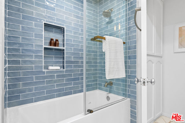 11982 Kiowa Avenue, Los Angeles CA: https://media.crmls.org/mediaz/4c7ffdf9-559f-4265-bbf5-9315b2b4f0ac.jpg