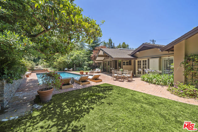 3 Latimer Road, Santa Monica CA: https://media.crmls.org/mediaz/4c81a856-fa5e-4f6c-8671-a5e2e8eed3d5.jpg