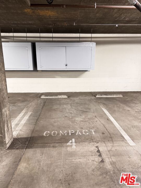 https://media.crmls.org/mediaz/4c81cb84-2574-490e-801d-c352dd8d13bc.jpg?preset=X-Large