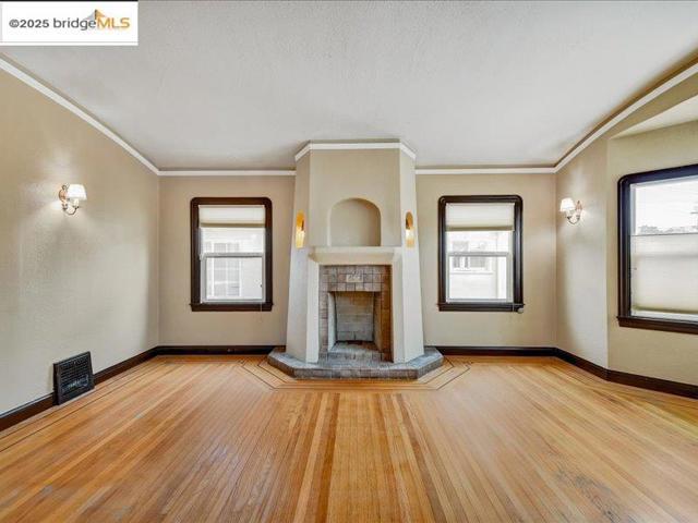 4211 Market St, Oakland CA: https://media.crmls.org/mediaz/4c82409f-9bf1-4796-a8ad-5be645275614.jpg