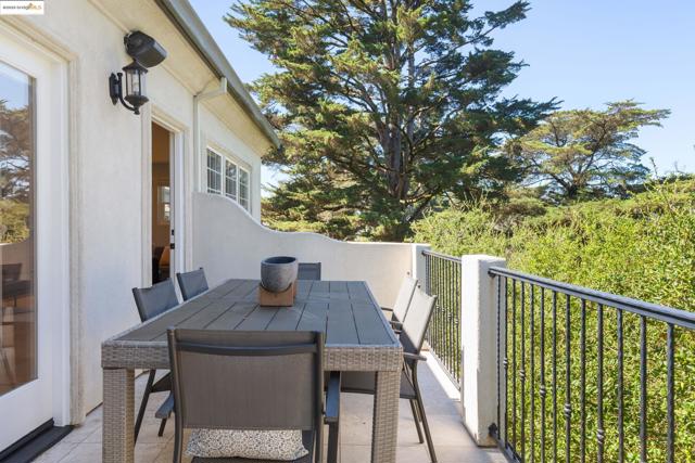 50 Pine Hills Ct, Oakland CA: https://media.crmls.org/mediaz/4c840b33-8847-44f9-976b-2ea2d1580b24.jpg