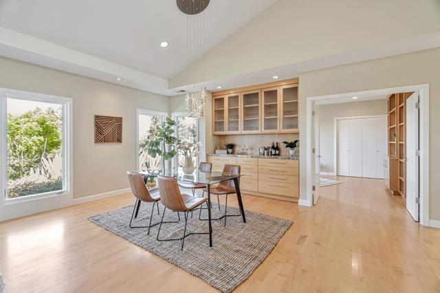 15010 Larga Vista Drive, Los Gatos CA: https://media.crmls.org/mediaz/4c86aadb-b5e9-4b51-b64a-29977117463f.jpg