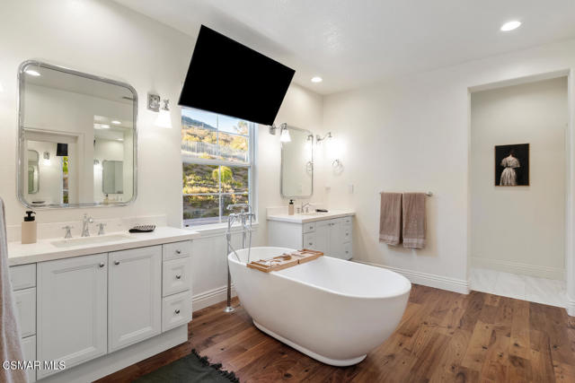 980 Via Anita, Newbury Park CA: https://media.crmls.org/mediaz/4c872b97-098b-4f96-bf5a-6a460090a7b5.jpg