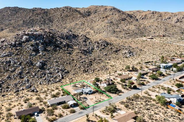 61093 Prescott Trail, Joshua Tree CA: https://media.crmls.org/mediaz/4c87523e-b46c-402a-a3b7-d3a9e3d5778e.jpg