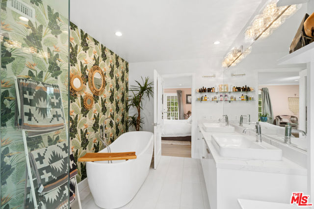 3156 Dona Emilia Drive, Studio City CA: https://media.crmls.org/mediaz/4c87def1-0d69-4a31-8071-2732cee787f0.jpg