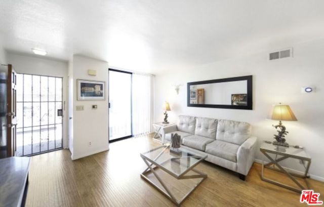 630 N Grand Avenue, Los Angeles CA: https://media.crmls.org/mediaz/4c87ebdd-c96d-46f7-9e4e-3f7e06f00f28.jpg