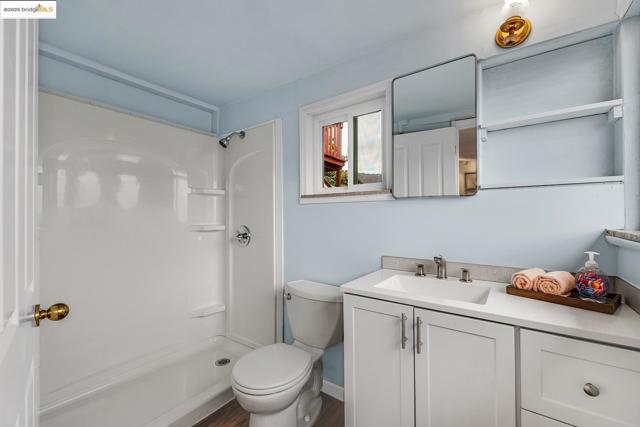 6933 Simson Street, Oakland CA: https://media.crmls.org/mediaz/4c8875c3-fce0-4fe1-ba4e-1b96e65c92bb.jpg