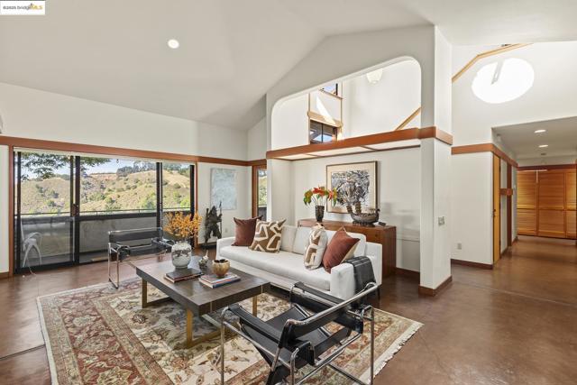 25 Dartmouth Dr, Berkeley CA: https://media.crmls.org/mediaz/4c89860a-01ac-453c-960d-80a8f05c8539.jpg