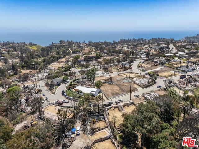 16521 Las Casas Place, Pacific Palisades CA: https://media.crmls.org/mediaz/4c899363-1020-4d5a-be8b-38249ab58e59.jpg